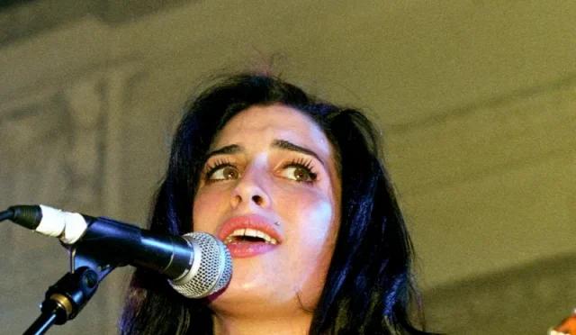 amy winehouse teeth in 2003