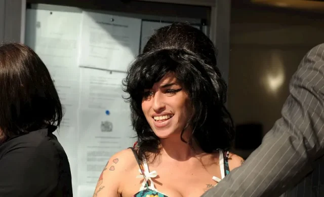 amy winehouse teeth in 2009