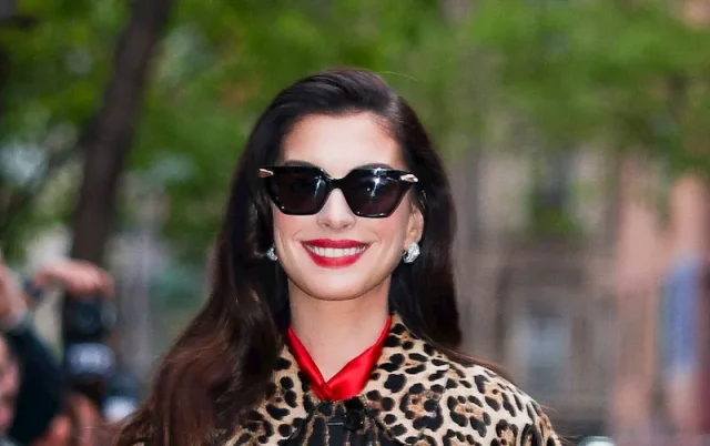 anne hathaway hollywood smile