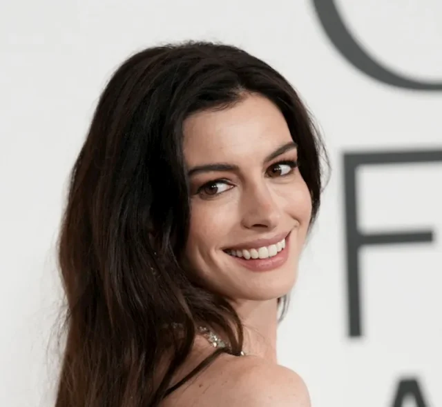 anne hathaway teeth in 2023