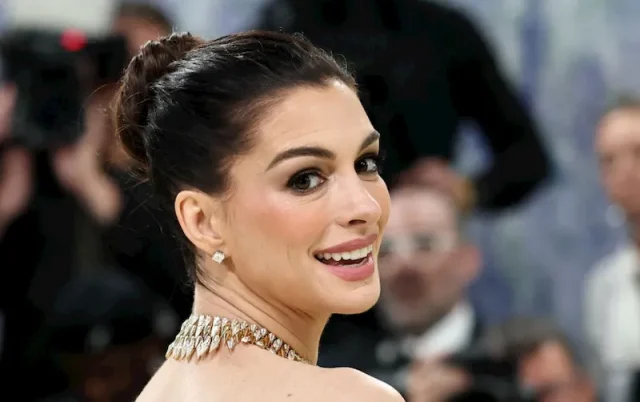 anne hathaway teeth in 2026