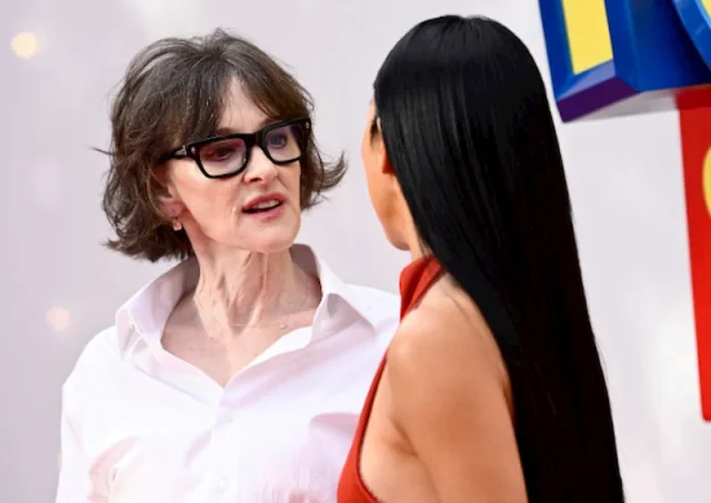 joan cusack teeth in 2026