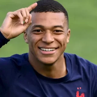 Kylian Mbappé Teeth: A World Cup Champion's Makeover! mbappe teeth in 2020