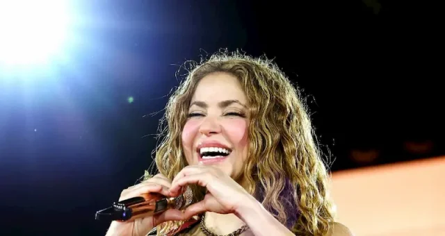 shakira hollywood smile shakira hollywood smile