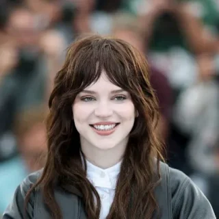 Sophie Thatcher Teeth Before and After: The Thriller Secret sophie thatcher hollywood smile