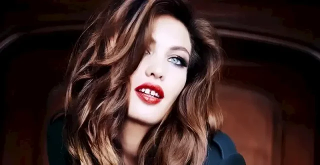 aomi muyock hollywood smile